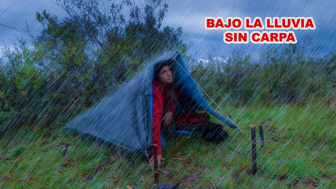 Acampo en FUERTE LLUVIA con UN SIMPLE PLÁSTICO ¡SIN CARPA! ¿Resistirá?