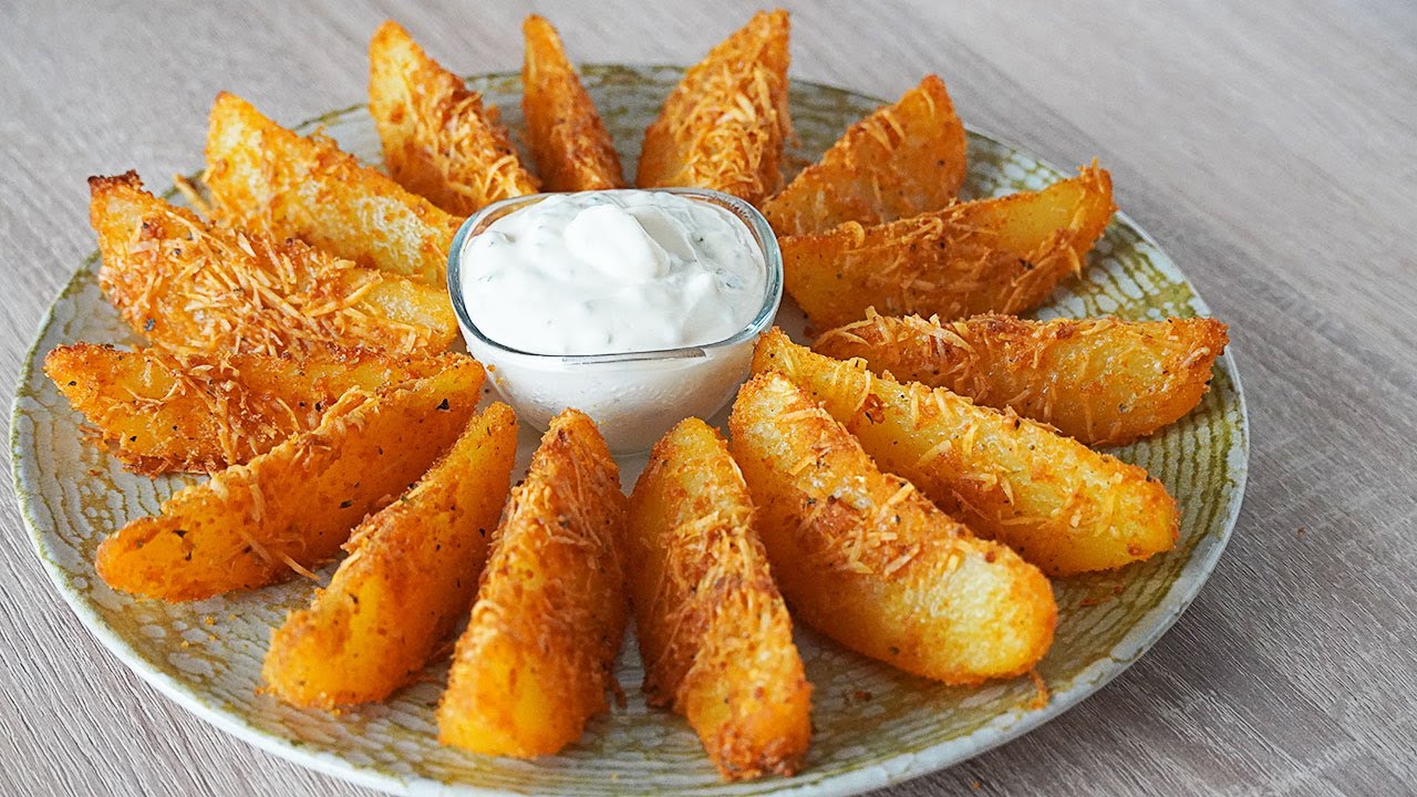 Patatas deluxe CRUJIENTES por fuera y melosas por dentro. Patatas gajo con queso y salsa deluxe