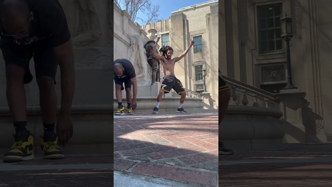 Work in the city with  Kris Tweedy.  #Downtown  #exercise  #pushup #dips  #run  #walk  #stairs
