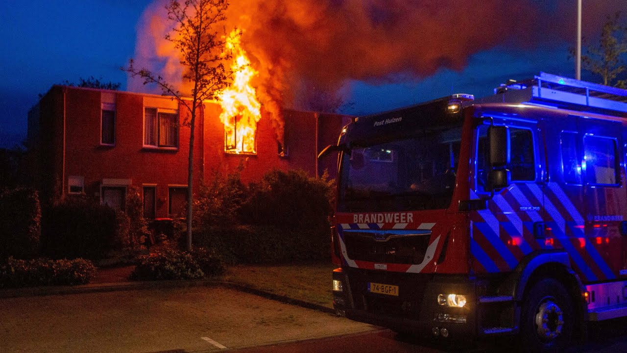 Uitslaande Woningbrand aan de Delta in Huizen