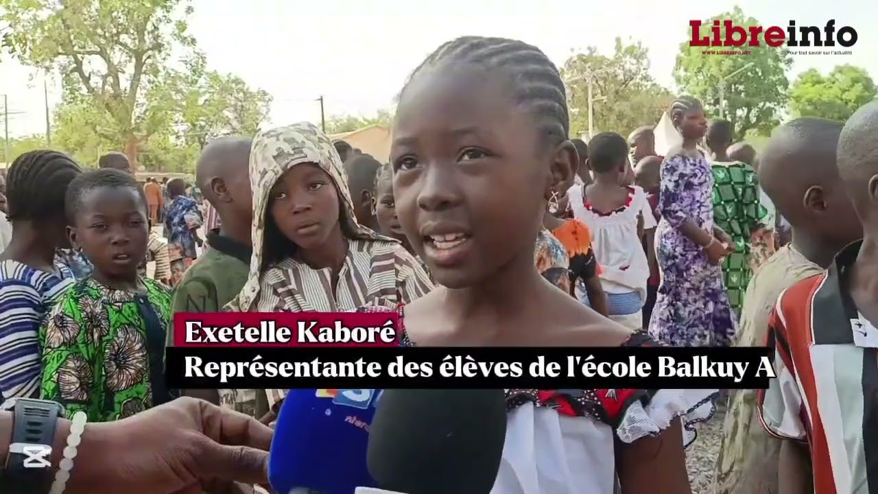 Des élèves remettent de l'argent pour la construction du Mémorial Thomas Sankara 