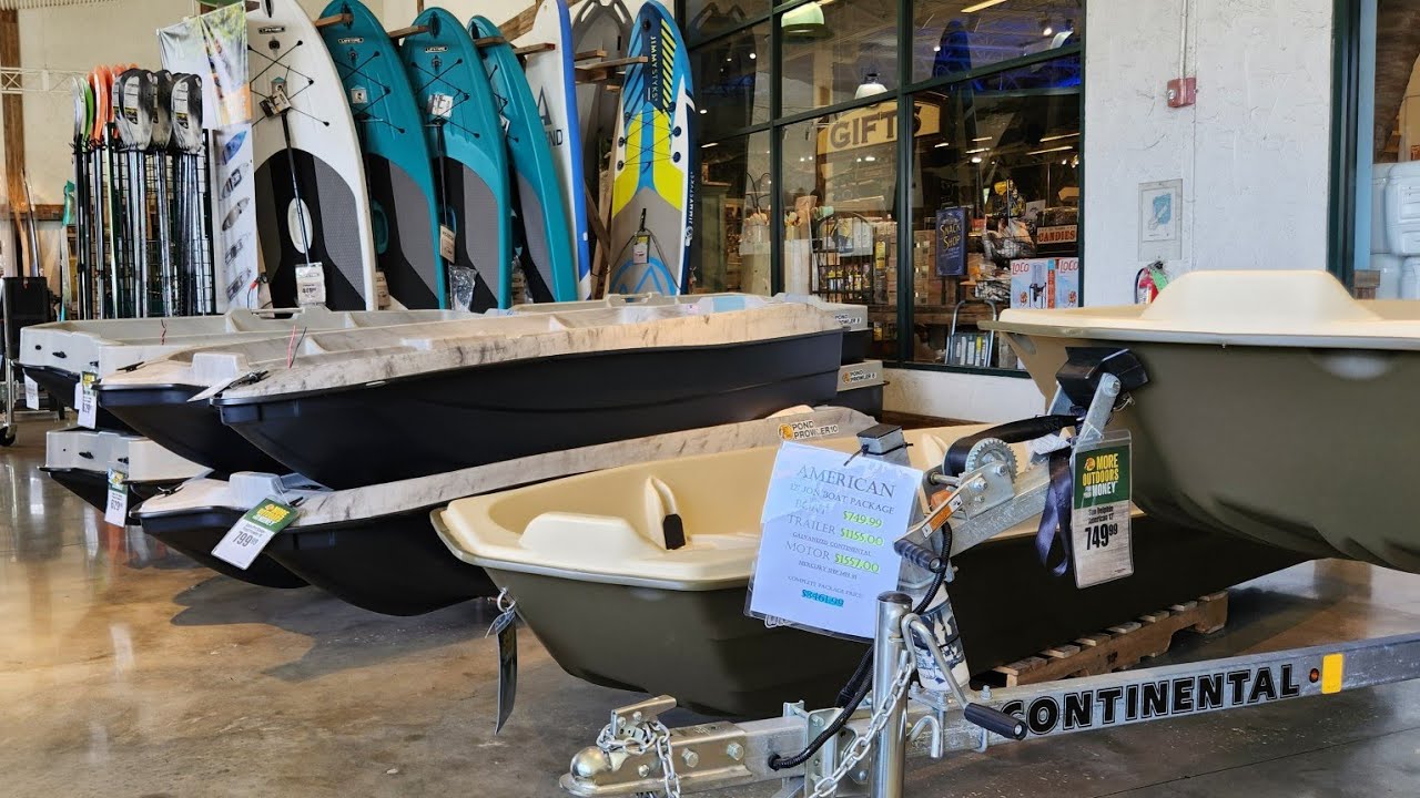 Каяки и небольшие лодки в Bass Pro Shops