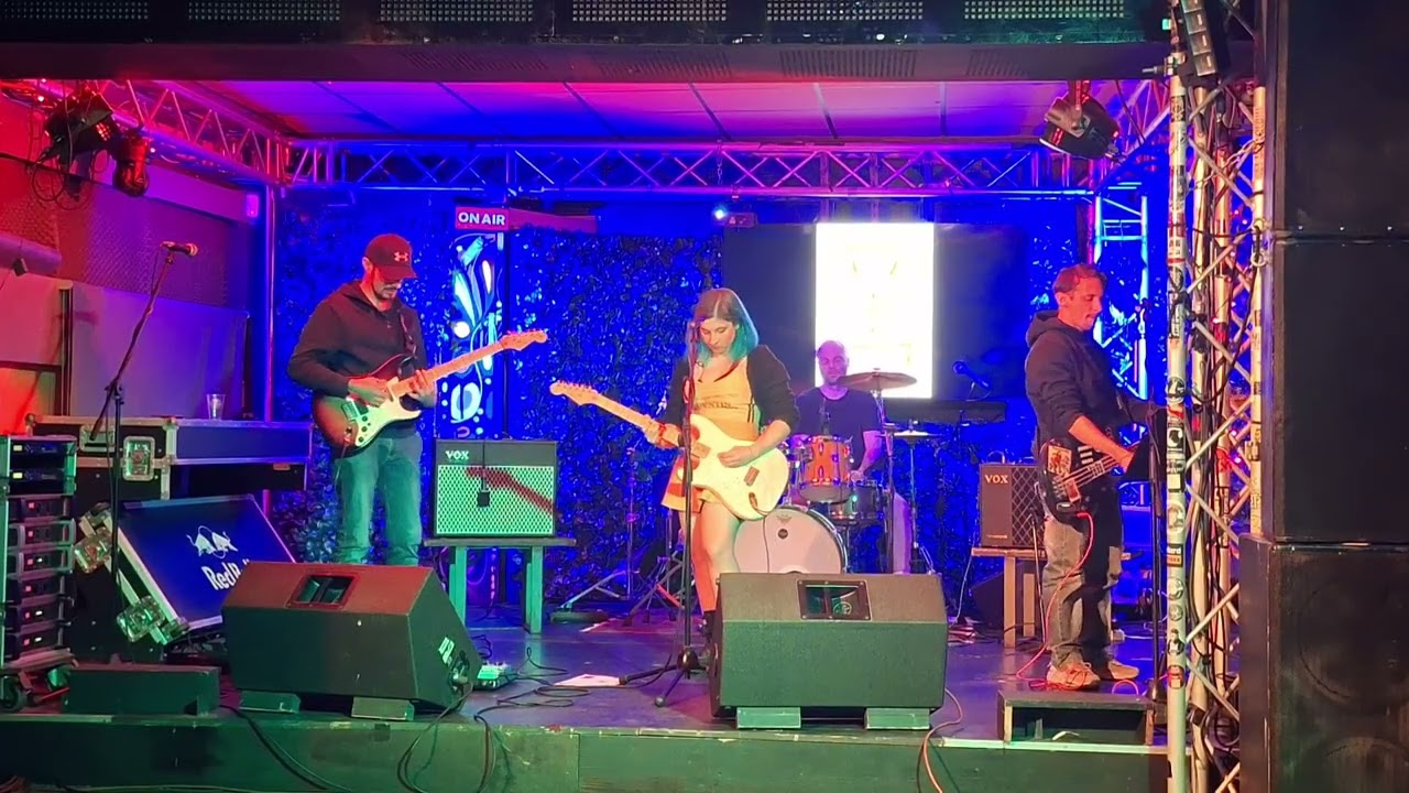 Tamburella - I Wanna Be Your Dog live @ Barrio's di Milano con ospite Bruce dei Lagogrigio al basso