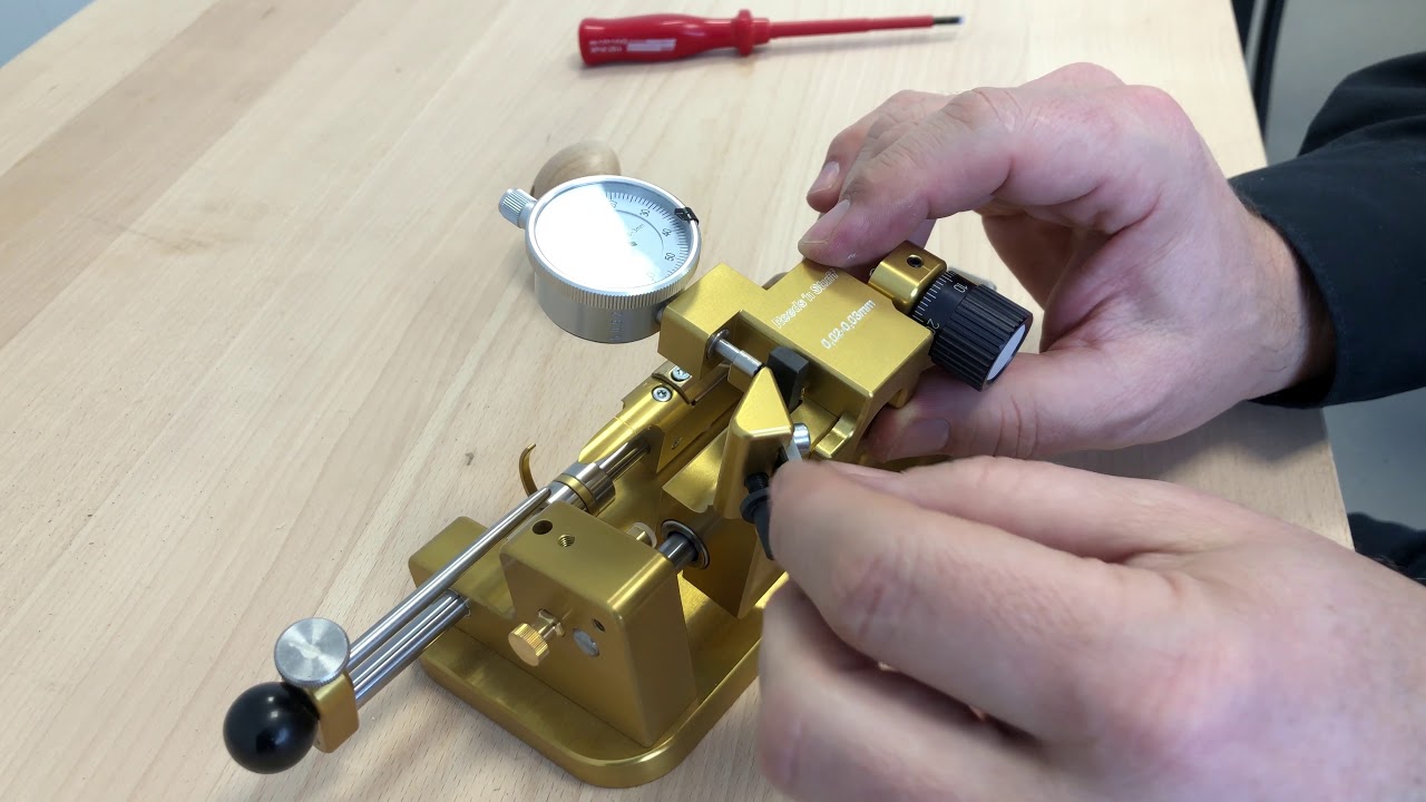 How to use the blade adjustment indicator for the tip profiling machine