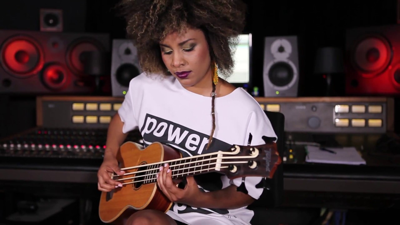 Ana Karina Sebastião - UKULELE BASS