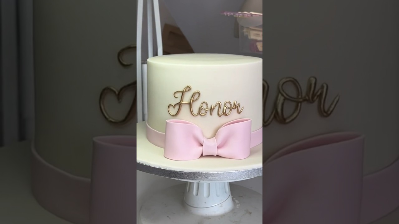 Quick simple fondant sugar bow #fondantbow #bow #cakedecorating #howto #caketutorial #bowtutorial