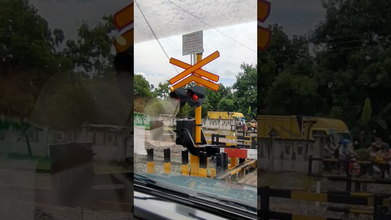 Perlintasan kereta api #shorts #youtubeshorts