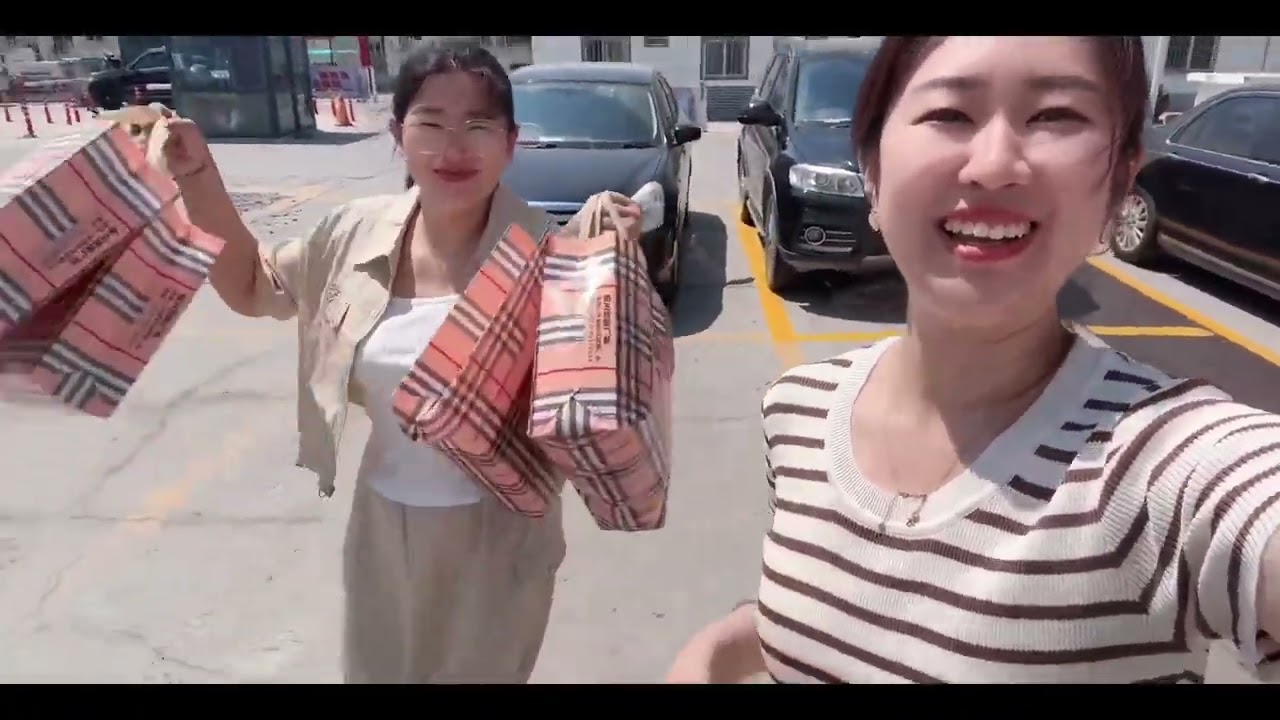嫂子带着我和楠楠姐逛街，给我们买了漂亮的衣服，又带我们去吃烤鱼。好喜欢嫂子嘿嘿，真是让嫂子破费的一天。#记录真实生活 #日常vlog #妯娌 #逛街 #烤鱼 @DOU+小助手 @抖音小助手 @抖音创