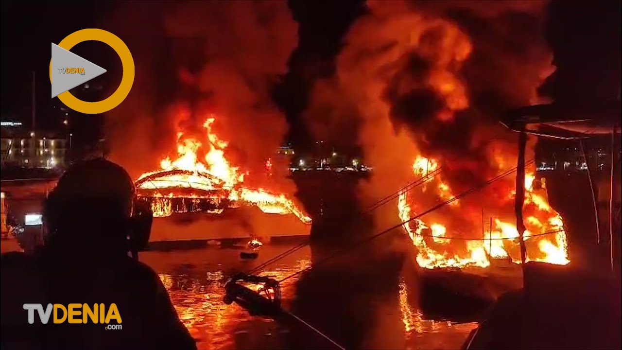 Dos barcos amarrados se queman en el puerto de D&eacute;nia