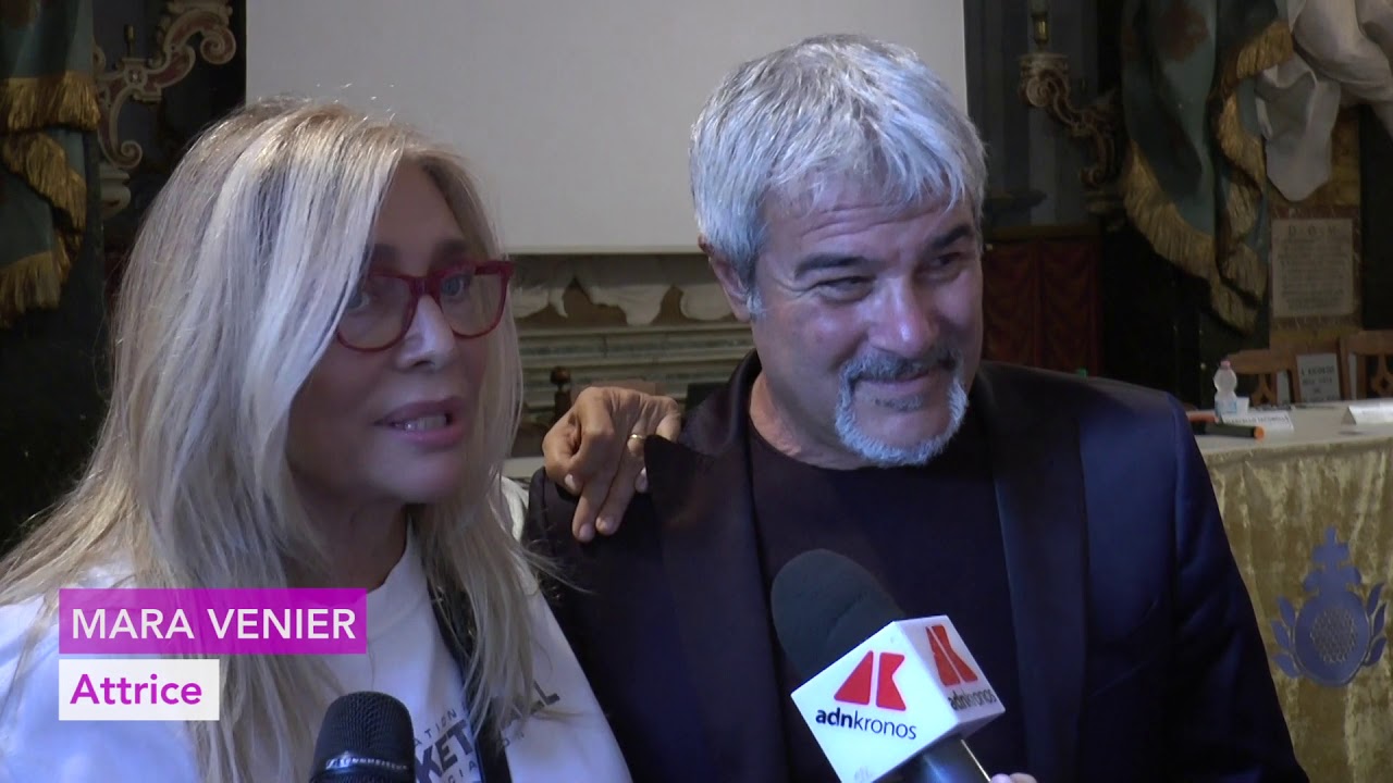 2018 - #ISOLAROSA CON MARA VENIER E PINO INSEGNO PER LA PREVENZIONE DEL TUMORE AL SENO