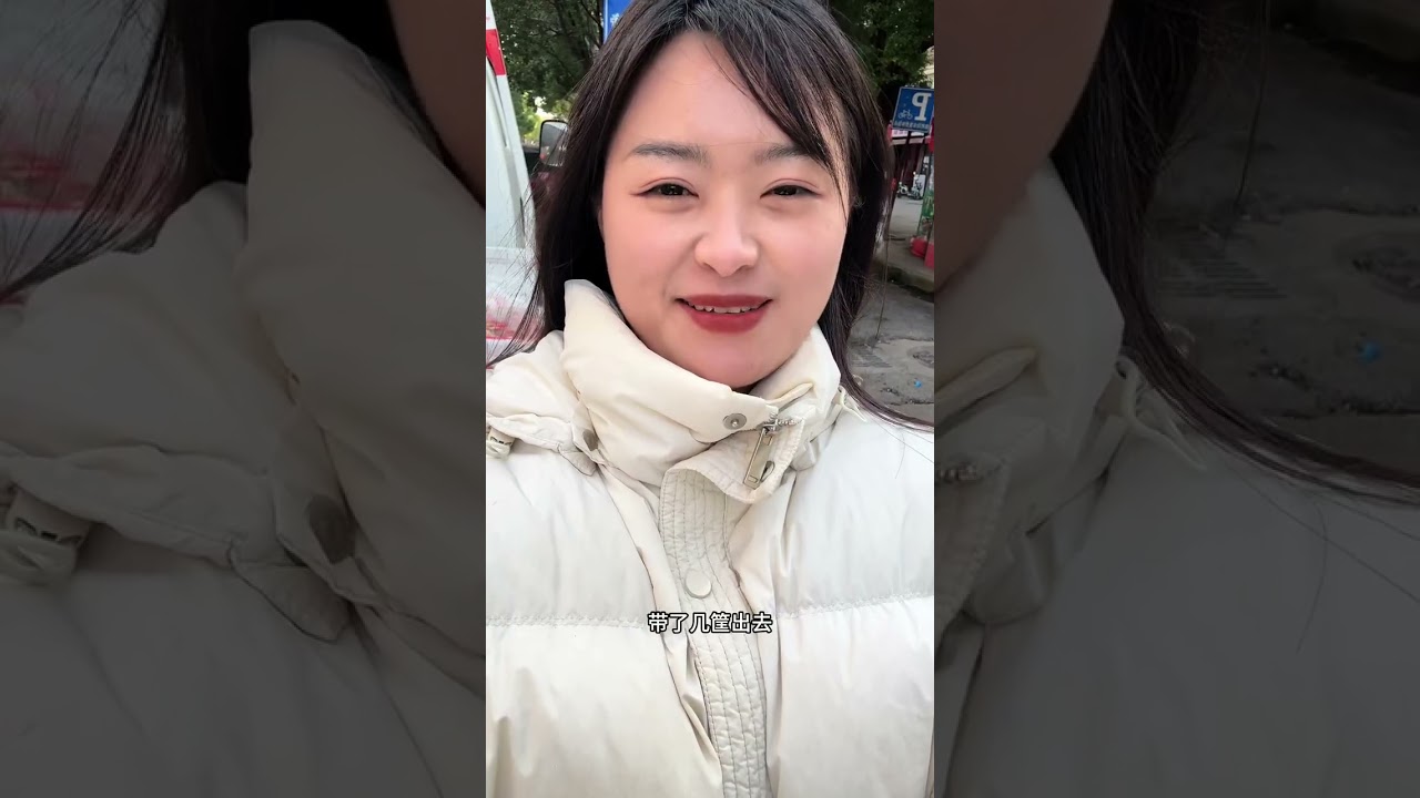 老公看媳妇摆摊卖草莓生意好啦，今天去市场一口气拿了2000多块草莓🍓媳妇今天也很给力一天回本赚钱啦！#日常vlog #vlog日常 #记录真实生活 #草莓 #夫妻日常