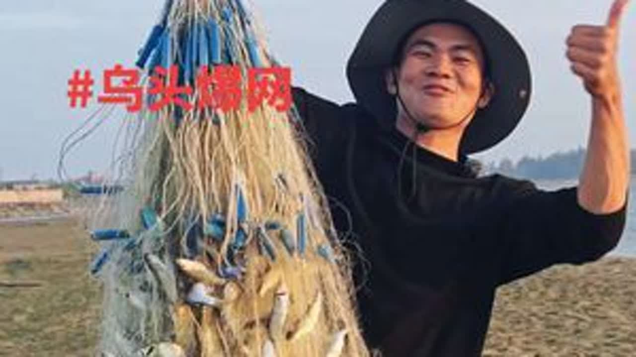 钓鱼回来的路上，发现有鱼再跳，马上回家拿网……结果  爆网了！！！！！！！！！#记录农村真实生活 #哈明玩海 #沙滩捕鱼 #捕鱼 #青年创作者扶持计划