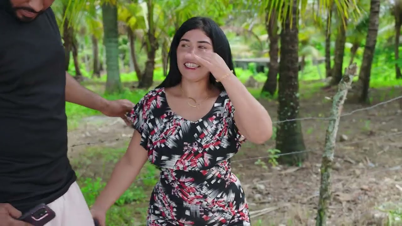 Tener dos hombres no hace una mujer feliz