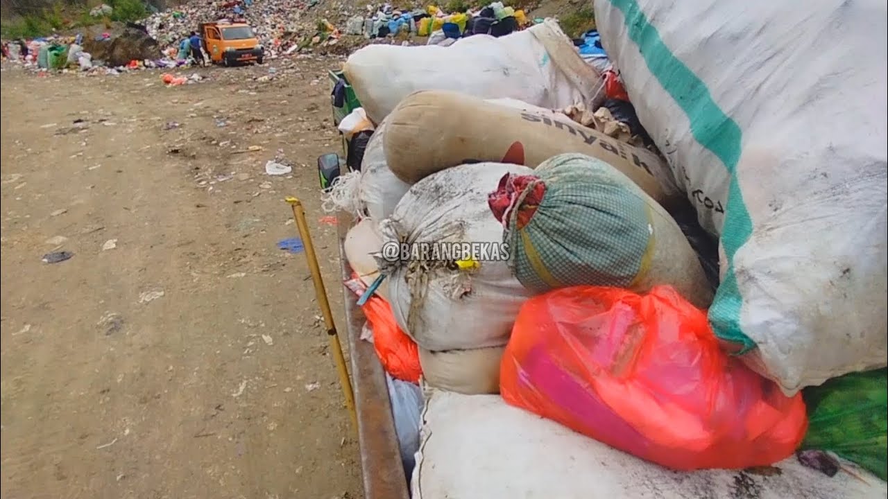 BANYAK BANTAL GULING DI MOBIL SAMPAH ‼️ MENCARI BARANG BEKAS DI TPA