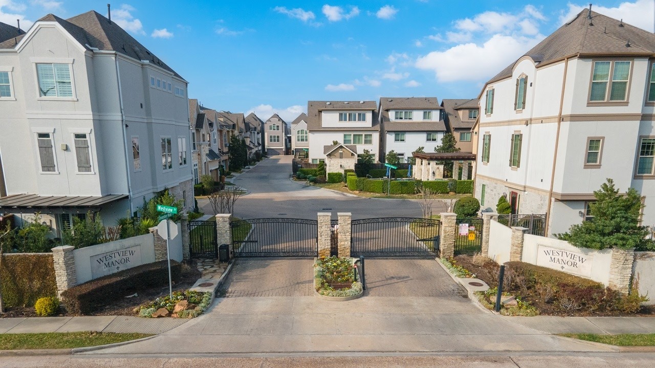 1415 Devonshire Manor Ln, Houston, TX 77055