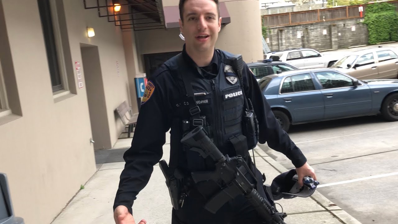 Sly: CHIEF OF POLICE DAN TEMPLEMAN SNEAKS OUT BUILDING DEEMED AS THREAT 1st Amendment Audit ATU-AUSA