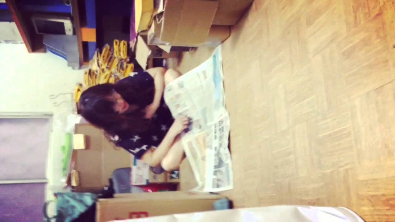 when mom reading newspaper （JUL 04, 2013 16:19 - 16:20）