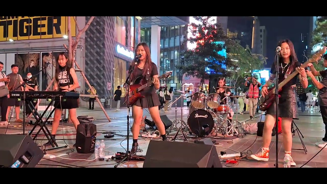 สู้  (ต้นฉบับวงหินเหล็กไฟ) #4สาววัยทีนพันธุ์ร็อค#pettyrock Band  Siam Square Walking Street Bangkok.