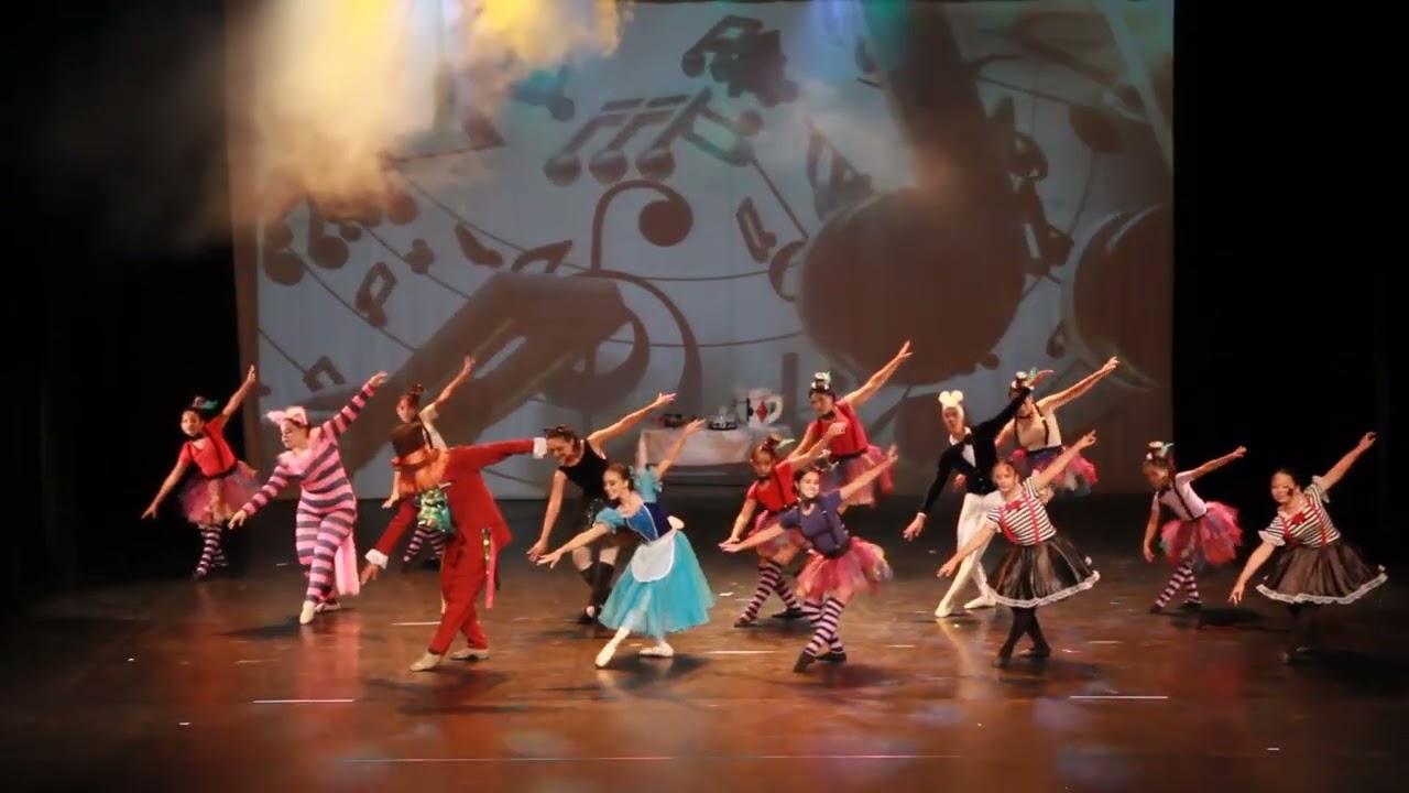 Espetáculo Alice no País das Maravilhas e a Hora do Chá.