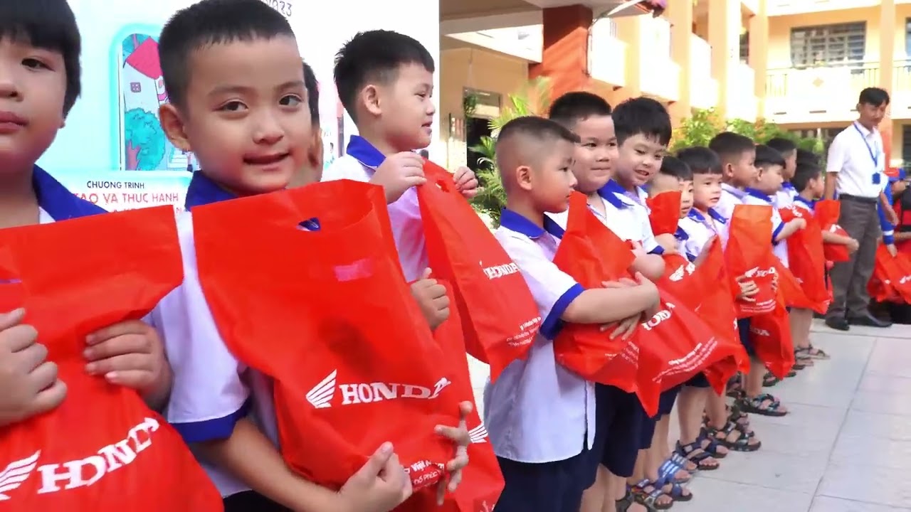 Lễ trao tặng nón cho các em học sinh cấp 1 tại trường Tiểu học Tân Hiệp