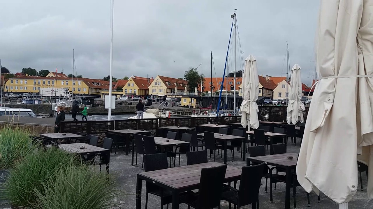 Svaneke Havn p&aring; en sommerdag