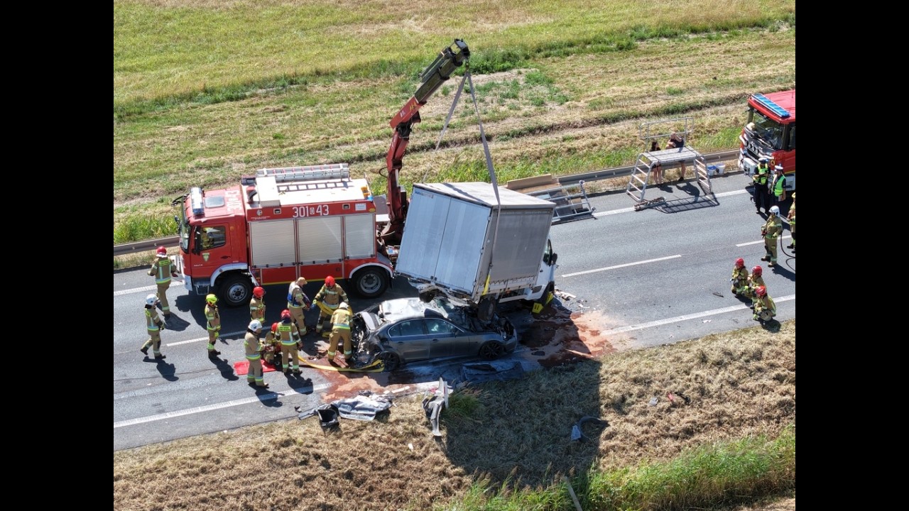 Wypadek na obwodnicy Opola. Ciężar&oacute;wka staranowała pięć samochod&oacute;w