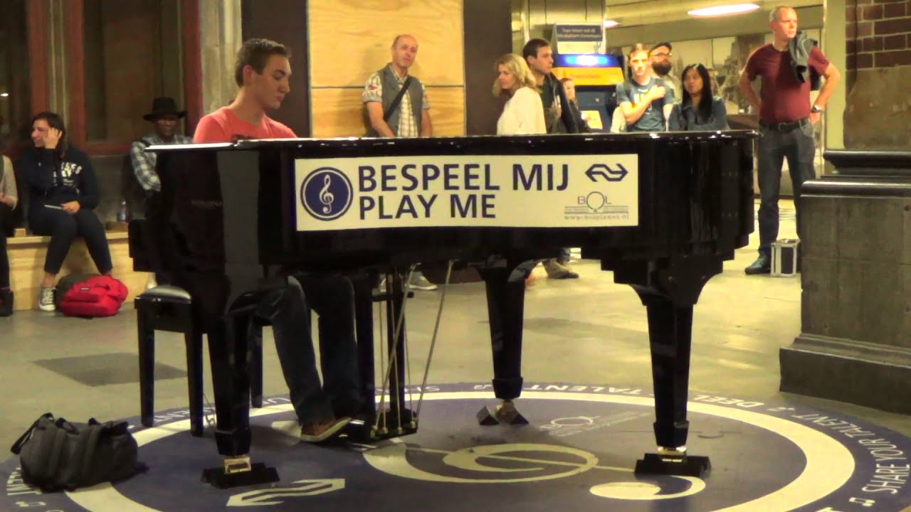Piano Amsterdam Central Station (Every one can Play) Ben Weishaupt playing.