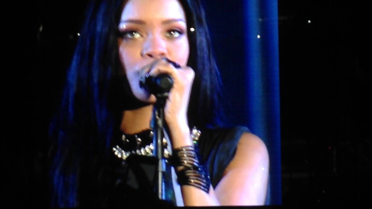 Stay - Rihanna (LIVE)