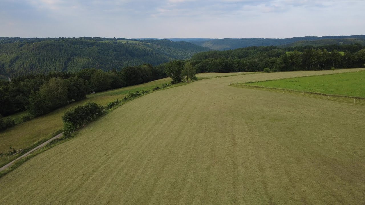 Schöner Flug über die Eifel mit der DJI Mini 4 K