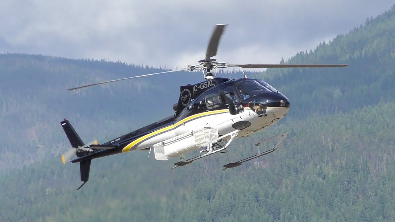 Aerospatiale AS 350 B2 & Eurocopter AS 350 B3 Landing