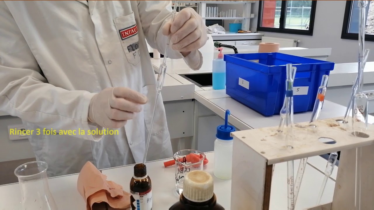 Prélèvement à la pipette jaugée à 1 trait au laboratoire de chimie