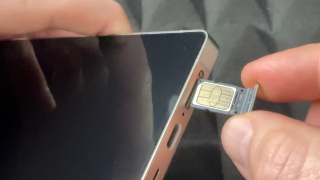 Как вставить и извлечь SIM-карту из Samsung Galaxy S25 Ultra