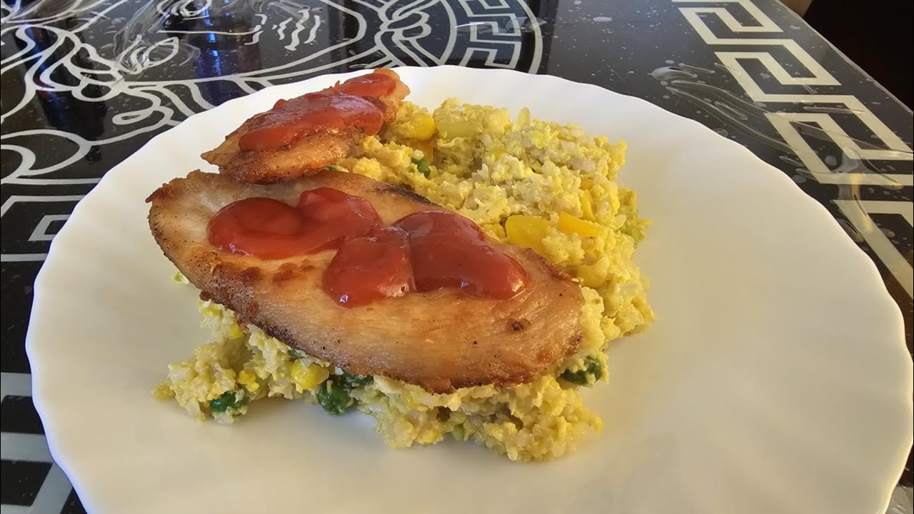 Dusená ryža s vajíčkom a pečene kuracie rezne na prirodno. 