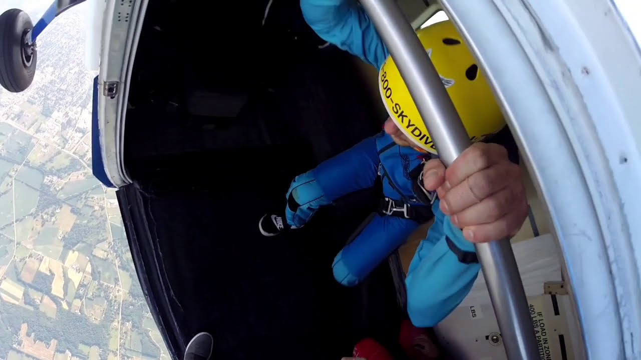 Becoming a skydiver | Learning turns | Freefall course demonstration