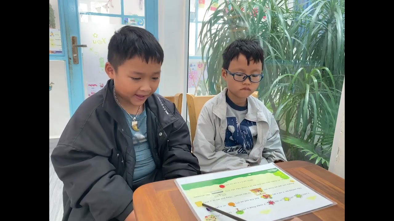 Tiếng Anh Giao Tiếp Phan Thiết: Oscar and Petro practice reading a story from Movers