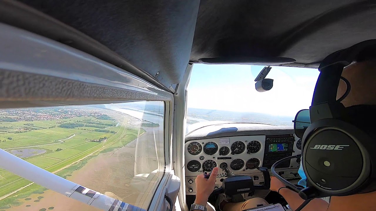 VFR - EDHE - EDDH - CESSNA 152 - HAMBURG