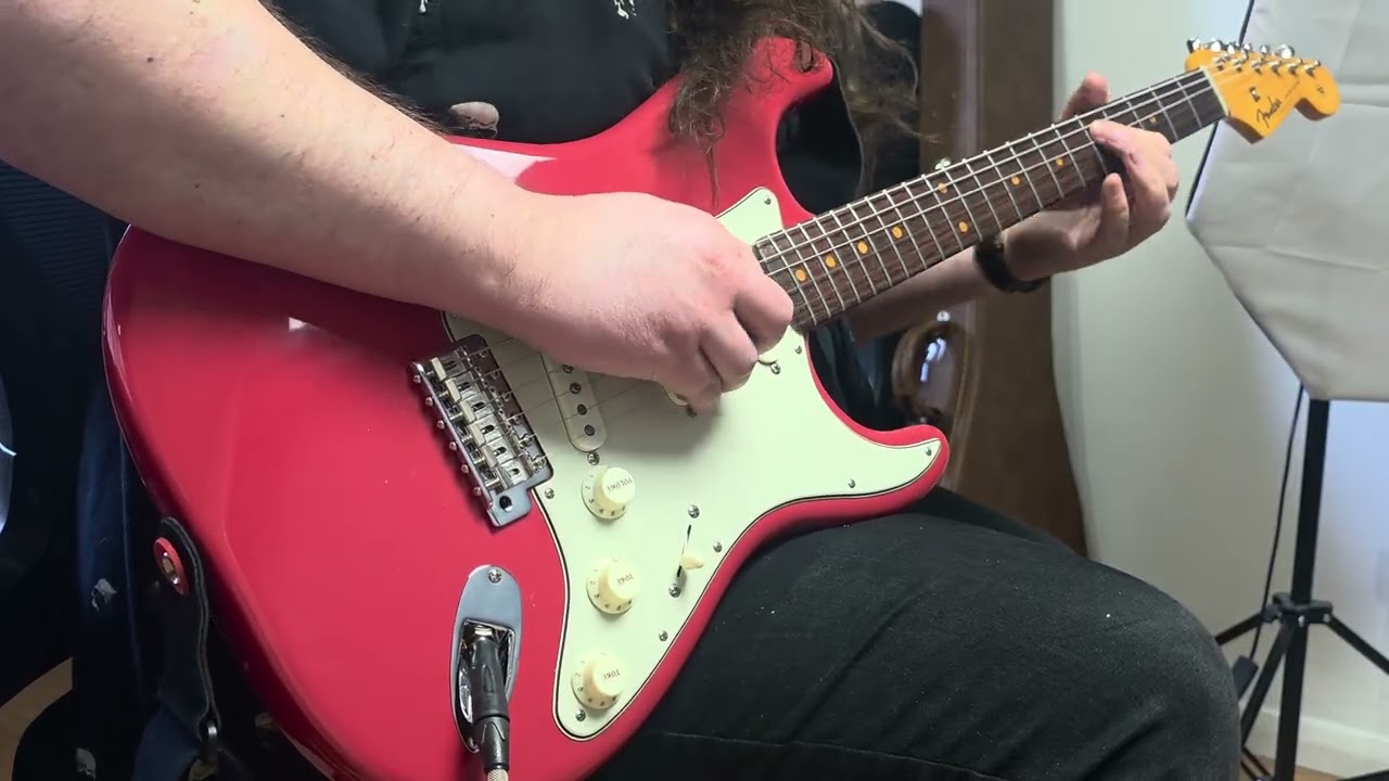 Vibrocaster: 2023 Fender AVRI II '61 Stratocaster Fiesta Red American Vintage w/G&G Case MINT