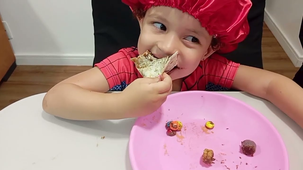 Cecilia, Fazendo sua primeira pizza. #pizza #massas #criança #baby