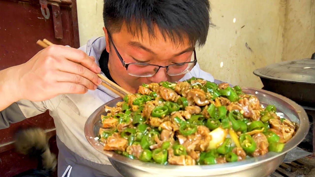 大sao吃独食，一斤二荆条爆炒鸡杂，小酒开胃，一大盆米饭不够吃！【徐大sao】