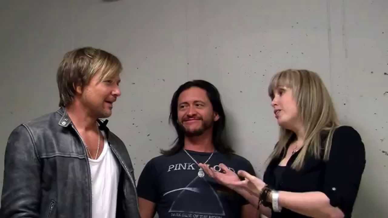 Sean Patrick Flanery & Clifton Collin Jr talking with Two Wheel Thunder TV