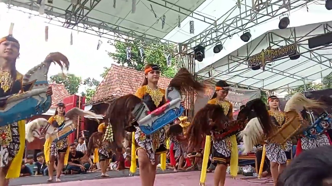 Tari jaran kepang putri bersama artisnya Kendal , Sekar Bawono Sukodadi kangkung 