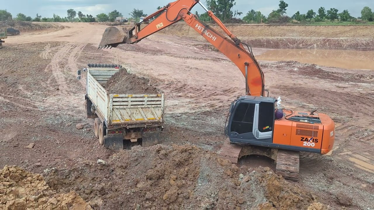 ฝนกำลังจะตกพบกับ HITACHI ZX200-3 4HK1 ถล่มบ่อใหญ่ใส่เต็มอุ้ม excavator and truck