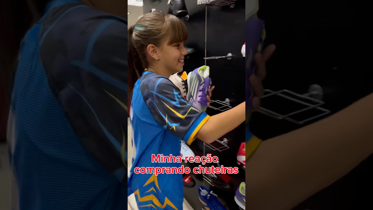 Comprando chuteira vs. Sand&aacute;lia 🤭🤪 #shortsfeed #shorts #shortsyoutube #shortsviral #chuteira