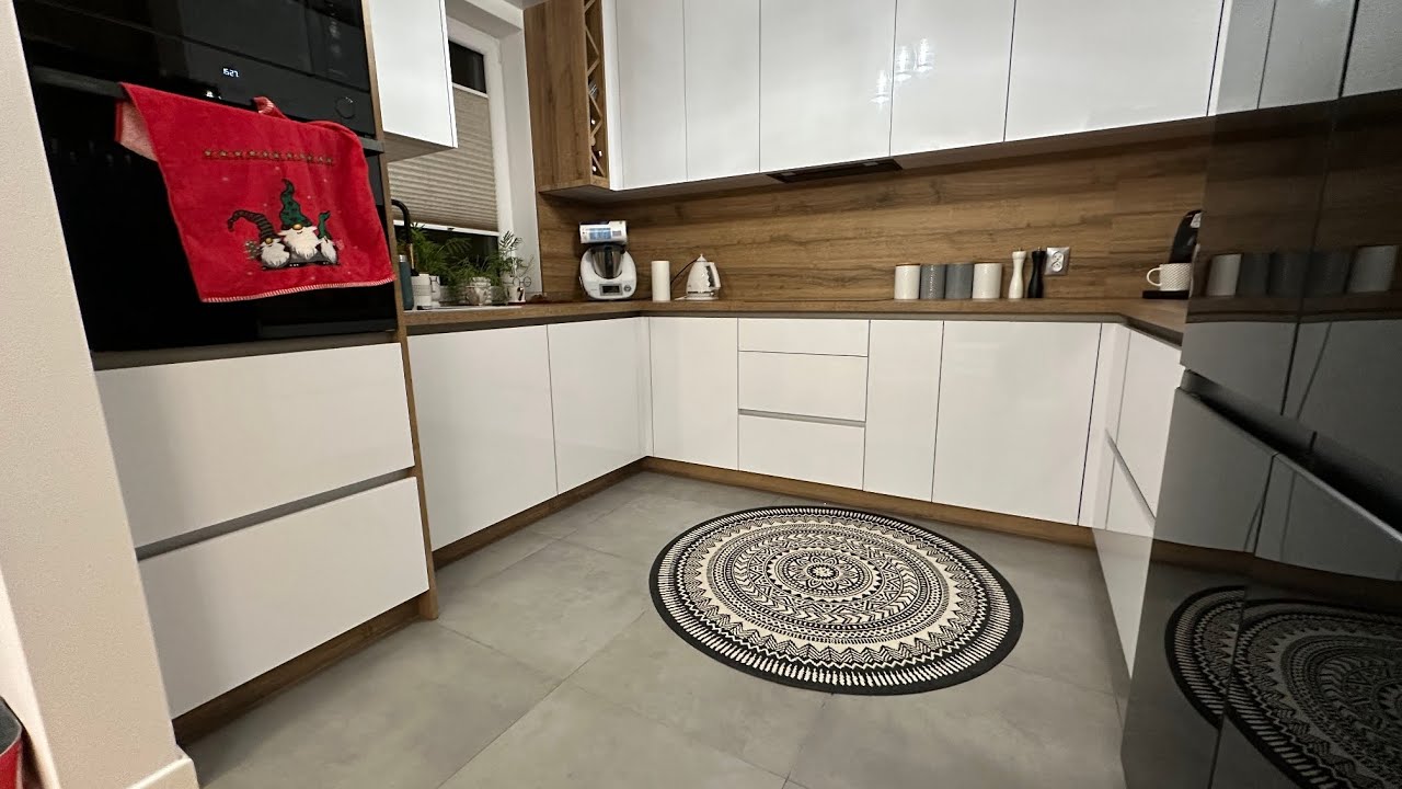 Biała kuchnia z połączeniem drewna #poland #interiordesign #home #kitchen #diy #mob