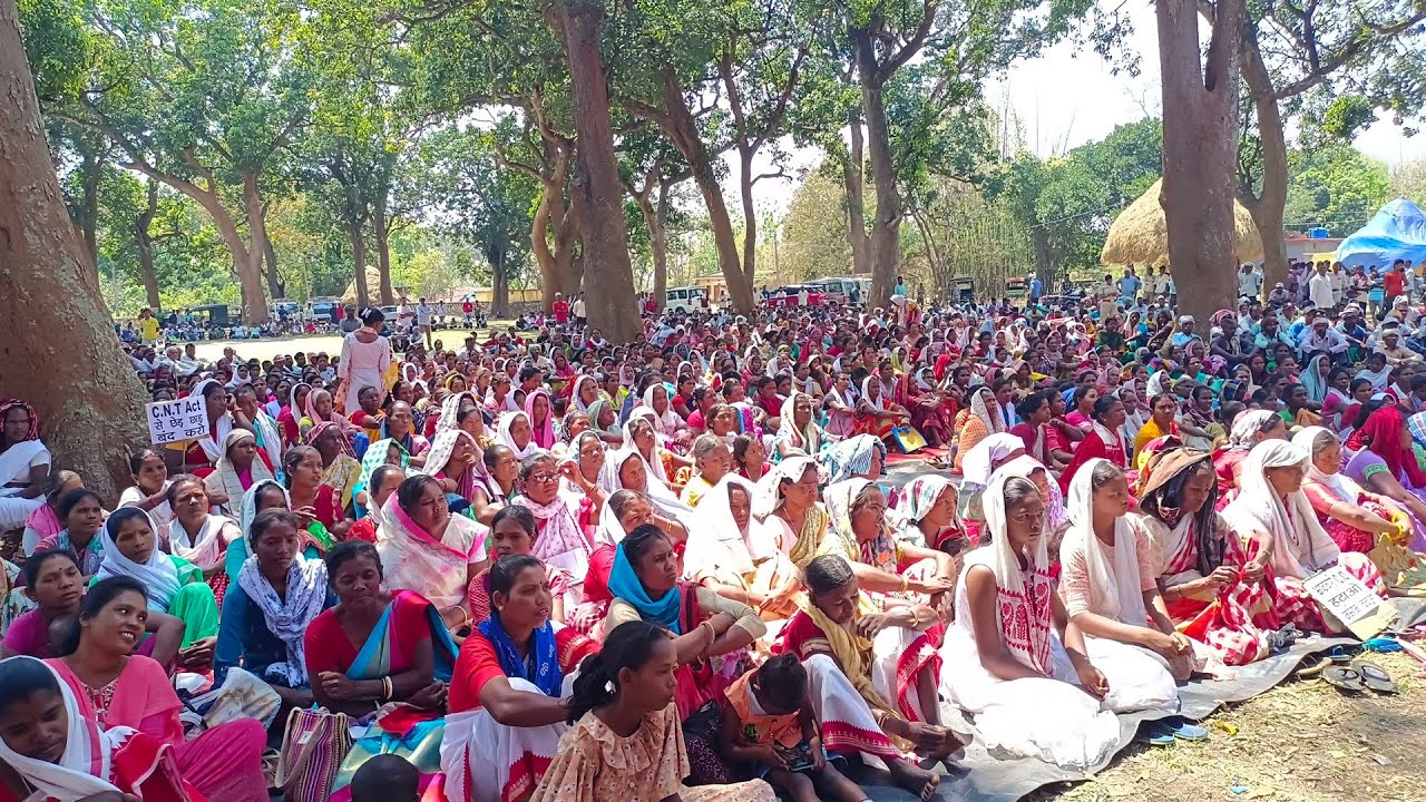 हजारों परेशान आदिवासी अपनी जमीन बचाने के लिए संघर्ष कर रहे हैं कर्रा में हुआ महाजुटान
