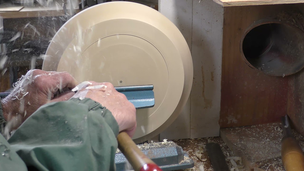 Richard Raffan turns a tray