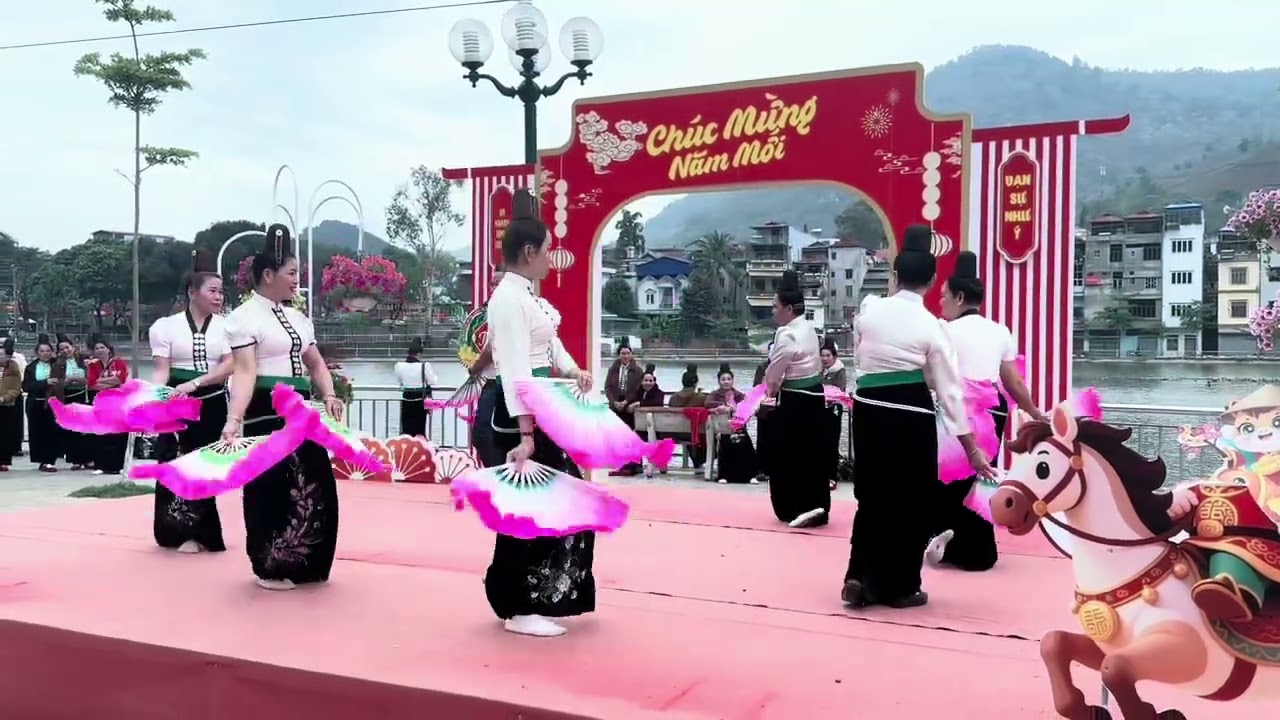 đội múa chủ kênh Dúng tươi tại Bờ hồ thuận châu