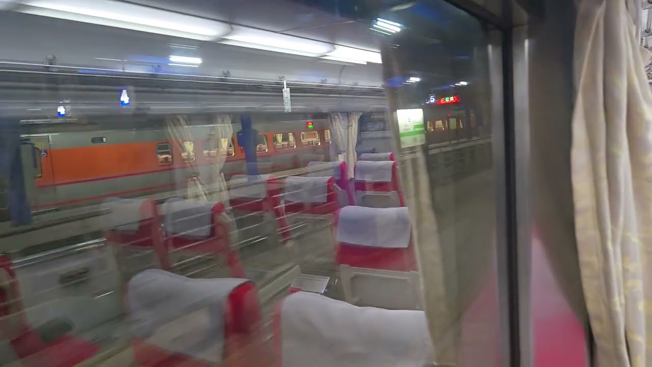 128次潮州發車經由山線開往基隆的PPE1011單電豬PP電頭+十二節PP車廂+PPE1010單電豬PP電頭PP自強號，和246次樹林發車經由北迴線開往花蓮的DR3100型九輛編組柴聯自強號