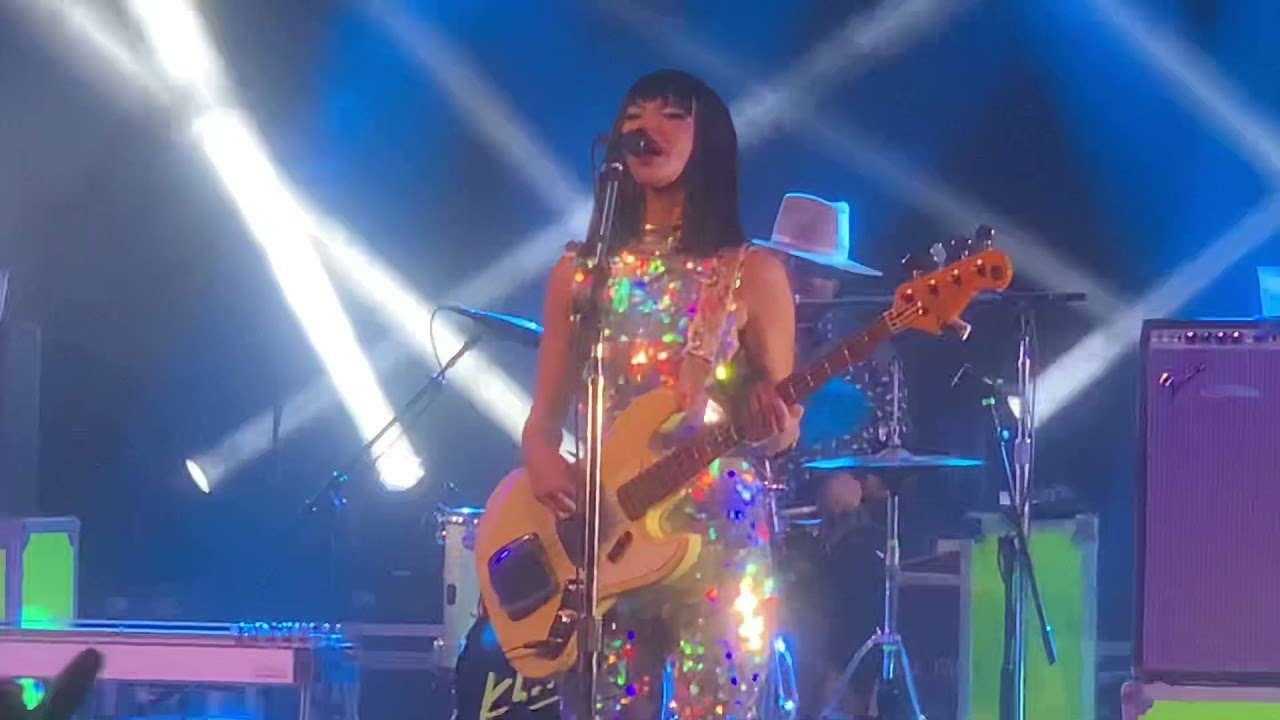 Khruangbin . Even Finds The Third Room (live) .