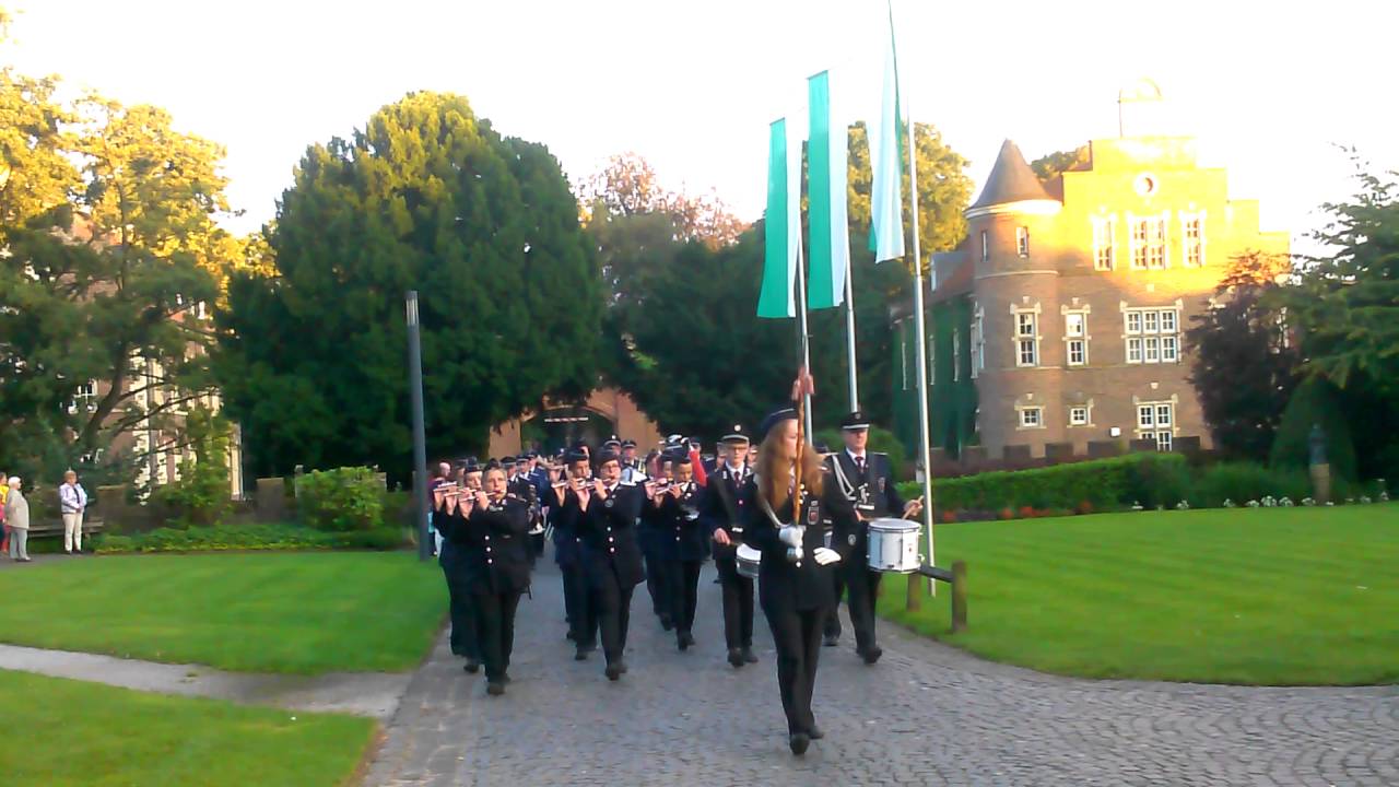 Parade auf dem Weg zum Ehrenmahl beim Schützenfest in Gemen!